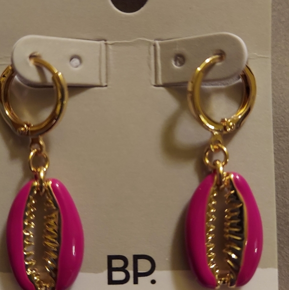 Pink Cowrie drop earrings - Picture 3 of 3